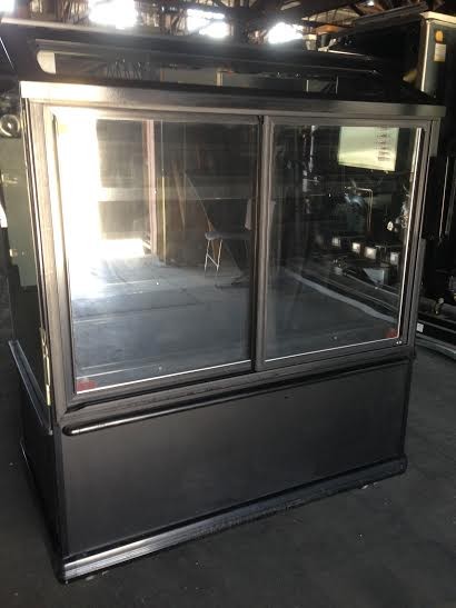 COLUMBUS SHOWCASE BAKERY DISPLAY CASE $275